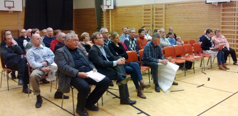 Kyläillan yleisö kuuntelee keskittyneesti ryhmätöiden tuloksia. Kuva Katriina Liikkanen.