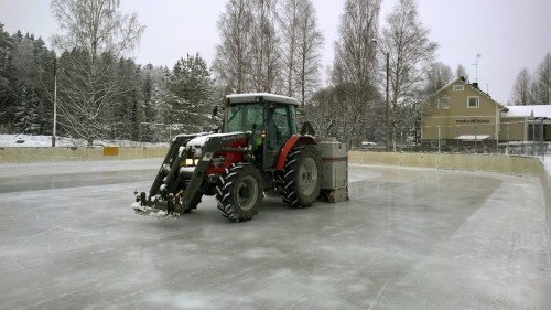 Jäätä hoitamassa on Jää-Matilla Ismo Liikkanen.